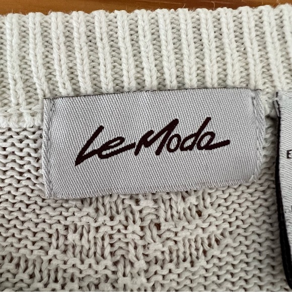 Red cardinal sweater center appliqué ribbed crewneckh hem and cuff snowf… - Picture 5 of 10